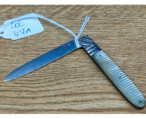 Georgian silver and mother of pearl folding fruit knife. 
