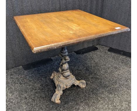 Antique table with cast iron baluster column ending in a tripod base [70x70x68cm] 