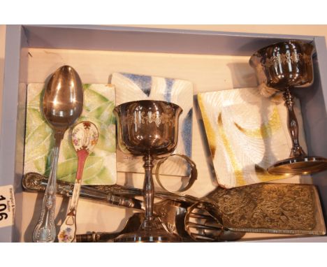Tray of assorted silver plated items including a fork with a mother of pearl handle. P&amp;P Group 1 (£14+VAT for the first l
