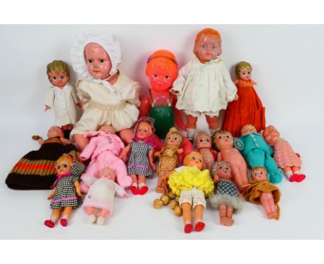 Yoshino Sangyo - Others - A collection of unboxed mainly Japanese celluloid dolls in various sizes. Lot includes a large 20" 