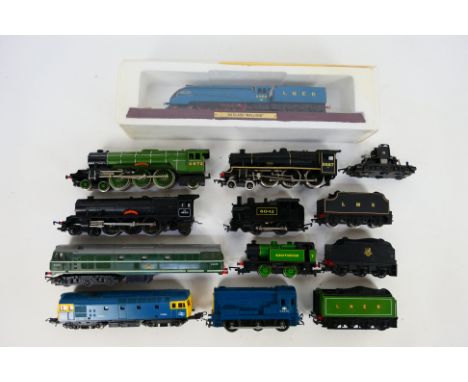 Hornby - Mainline - Other - An unboxed group of OO gauge locomotives with a boxed static OO gauge model of the Mallard. Locom