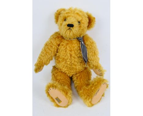 Merrythought - A limited edition #XAB26 'Sue Pearsons' bear - Limited edition number 215 of 250- Bear is 62 cm in height. Bea