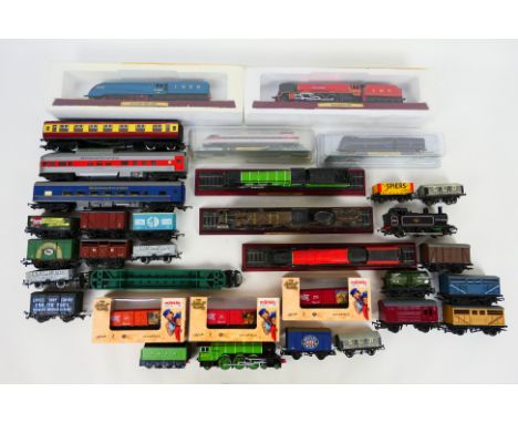 Bachmann - Triang - Marklin - Peco - Others - A mixed collection of largely unboxed OO gauge rolling stock with a small group