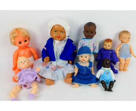 Chiltern - Opu - Campbell -  Other - An unboxed group of vintage vinyl, plastic and composition dolls in a variety of sizes. 