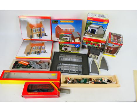 Hornby - Hornby Skaledale - Others - A collection of boxed and unboxed OO gauge scenic buildings and accessories. Lot include