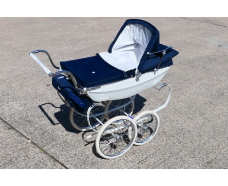 Silver Cross - An unboxed vintage Silver Cross children's doll pram, which appears to be in Very Good condition. (This does n
