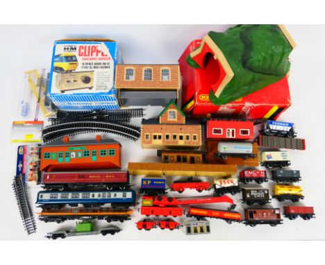 Hornby - H&M - Bachmann - Others - A mixed lot of mainly unboxed OO gauge model railway scenics, rolling stock and accessorie