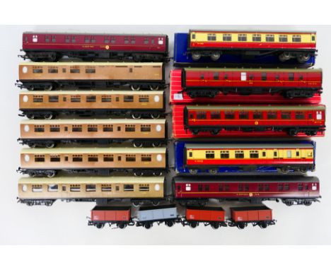Hornby - Hornby Dublo - Triang A boxed and unboxed collection of OO gauge passenger coaches and freight rolling stock. Lot in