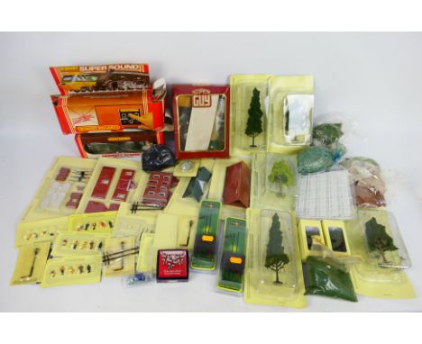 Hornby - Hachette - Others - A boxed Hornby Super Sound Generator with a carded collection of OO gauge Hachette 'Your Model R