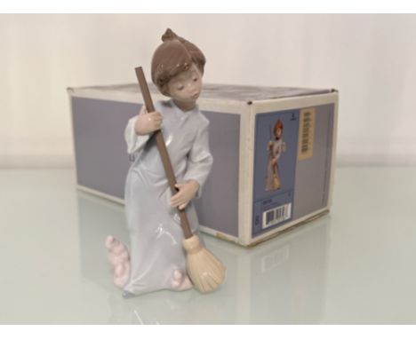 Lladro 5726 ‘Sweep away the clouds’ in good condition and original box