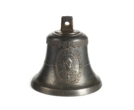 Kleine Jenbacher BronzeglockeHöhe: 15 cm. Durchmesser: 15 cm.Rückseitig geschweifte Herstellerkartusche mit seitlichen Füllho