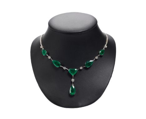 Smaragd-BrillantcollierHalsweite: ca. 45 cm.Länge Mittelteil: ca. 4 cm.Gewicht: ca. 15,8 g.WG 750.Dekoratives Gliedercollier 