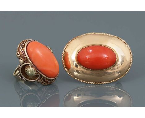 Korallenring und Brosche Ring in 585er Gelbgold, ovaler Ringkopf mit Korallen-Cabochon (ca. 22x13mm, H 9mm), Ringgröße ca. 52