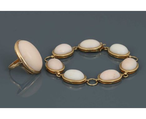Engelshaut-Korallen Armband und Ring 750er Gelbgold, Ring mit Korallen-Cabochon, Ringgröße 52, Armband mit 7 Korallen-Cabocho