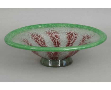 WMF (Geislingen) Ikora Glasschale um 1930, farbloses Glas, hellgrüne und dunkelrote Pulvereinschmelzungen, herstellertypische