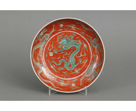 Chinesischer Porzellanteller vertiefte Form mit glattem Rand, flächendeckendes Drachendekor in polychromer Malerei auf eisenr