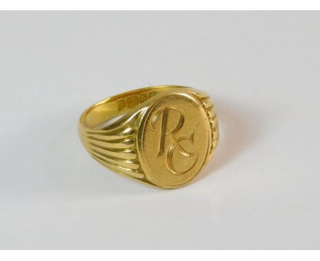 SIGNET RING. A gentleman's 18ct. gold signet ring. Size M/N. Approx. 7.8g.  Please note that all items in this auction are pr