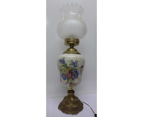 A gilt metal and ceramic table lamp