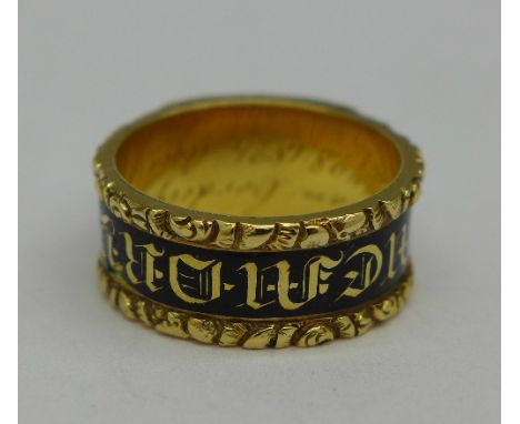 A George IV 18ct gold mourning ring, London 1823, with inscriptions, enamel a/f, 8.1g, O