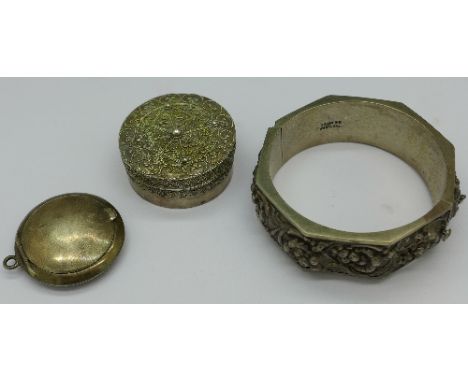 A white metal bangle, a pill box, a/f and a silver compact, a/f, 63.4g