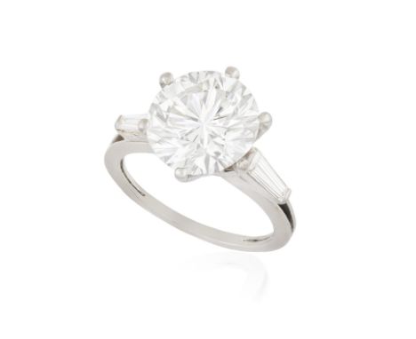 AN IMPORTANT DIAMOND SINGLE-STONE RINGThe brilliant-cut diamond weighing 4.19cts within a six-claw setting, between tapered b