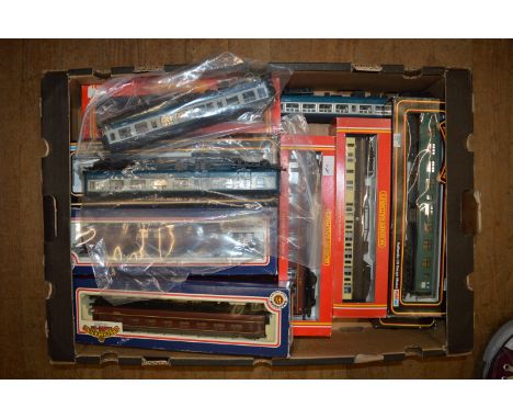 OO Gauge. Ten boxed OO gauge model railway Coaches by Hornby, Bachmann and Mainline together with eight unboxed coaches. (18)