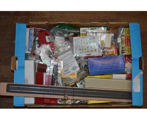 Excellent quantity of accessories for model railway, includes: Merit kits; assorted tunnels; South Eastern Models windows; Co