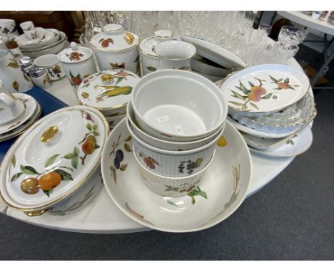 ROYAL WORCESTER EVESHAM WARE LARGE QTY ROYAL WORCESTER EVESHAM WARE, LARGE BOWL, SERVING DISHES, FLAN DISHES, VASE, STORAGE J