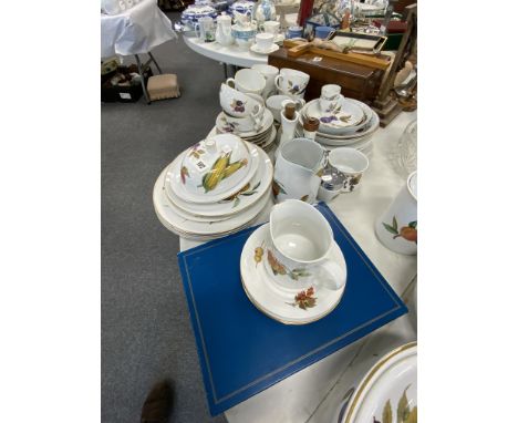 ROYAL WORCESTER WARE CUPS, SAUCERS ETC LARGE QTY ROYAL WORCESTER EVESHAM WARE COMPRISING PLATES, CUPS, SAUCERS, MUGS, MATS, B
