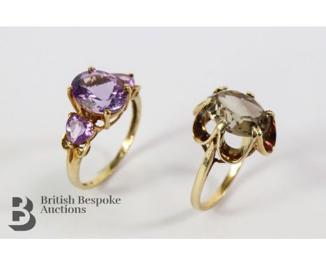 9ct gold amethyst ring. The ring set with an oval amethyst 10 x 8mm, flanked by two heart-shaped amethyst 5 mm, size P, 2.56 
