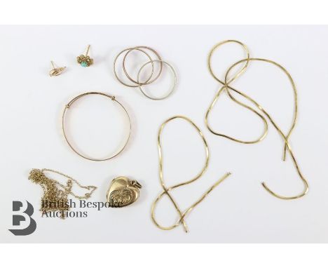 9ct gold jewellery, including part chains and earrings, 9ct gold locket (both sides), a 9ct tri-gold Russian wedding ring siz