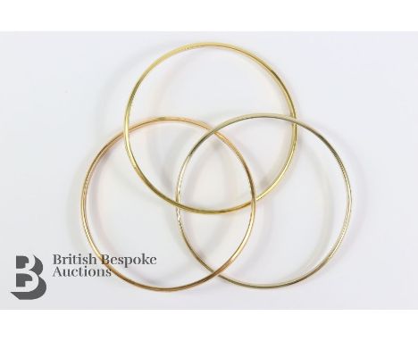 18ct tri-gold bangle, 70mm in diameter, approx 23 gms.&nbsp;