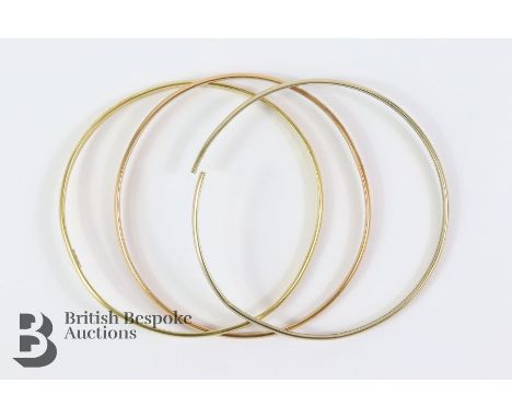 18ct tri-gold bangle set (one bangle split) approx 16 gms.&nbsp;