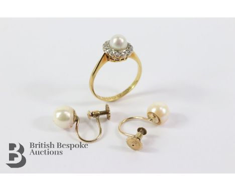 Lady's antique 18ct yellow gold and platinum ring set. The ring set with a single pearl approx 5.5mm resting on a setting of 