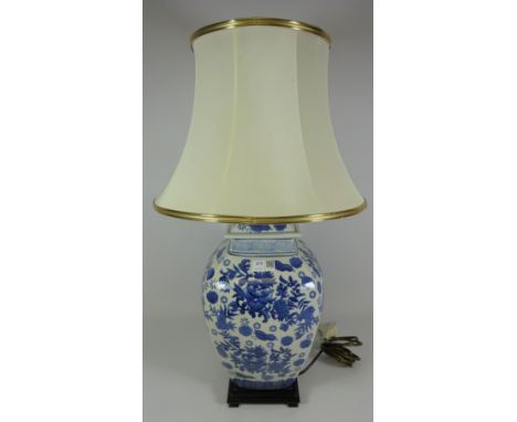 Chinese style blue and white table lamp  (This item is PAT tested - 5 day warranty from date of sale)   Condition Report   Cl