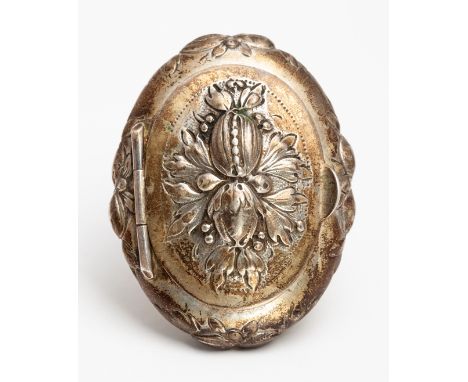 A SILVER SNUFF BOX LONDON 1900 