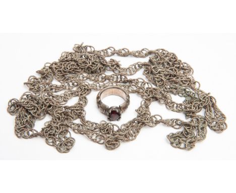 The ring claw set to the center in a 8mm scalloped design ring, the twisted chain 80cm in length(2)