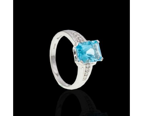 Claw set to the centre with a princess cut Topaz, weight approximately 2,00 carats, set on each side with 4 round brilliant c