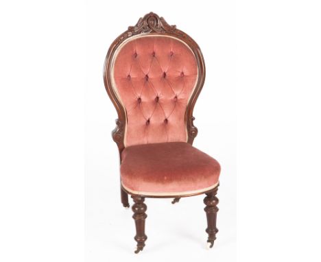 The spoon shaped back with leaf carved cresting upholstered buttoned back and seat on ring turned and fluted tapering legs wi
