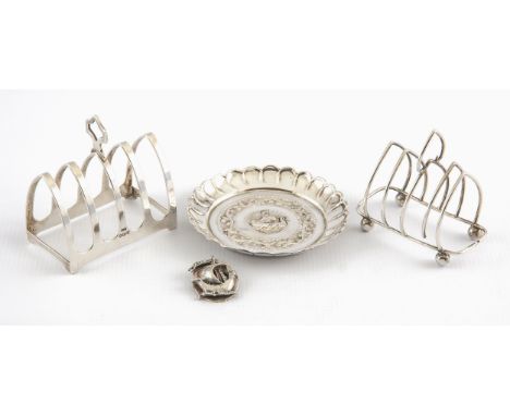 the first toastrack E Viners Ltd, Sheffield 1939, 7,7cm long, the second Birmingham 1912; the coaster 800 standard with scall