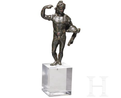 Bronzestatuette eines Dioskuren, römisch, 1. - 2. Jhdt. n. Chr.  Muskulöser, nackter junger Mann, spärlich bekleidet mit eine