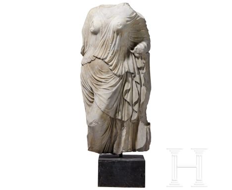 Klassizistische Marmorstatue nach dem hochklassischen Vorbild der Aphrodite der Gärten, um 1800 - frühes 19. Jhdt.  Leicht un