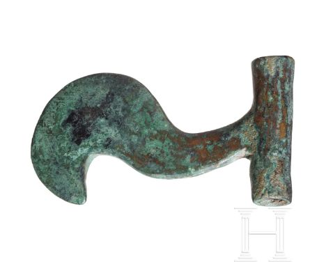 Bronzeaxt mit papageienschnabelförmiger Klinge, Luristan, frühes 2. Jtsd. v. Chr.  8,1 cm hohe, oben und unten geöffnete Scha