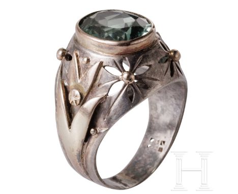 Ring mit floralem Dekor  14ct. Gold. Partiell durchbrochen in Form von Blüten gearbeiteter Ring mit reliefierten Blattauflage