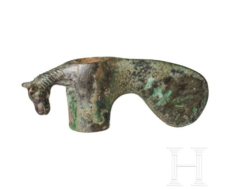Bronzeaxt mit Pferdekopf im Nacken, Luristan, Mitte 3. Jtsd. v. Chr.  Zylindrische Schafttülle von 5,7 cm Höhe. Im obersten T