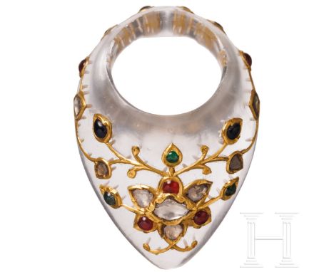 Edelsteinbesetzter Bogenring aus Bergkristall, Indien, 19. Jhdt.  Aus Bergkristall in typischer Form geschnittener Bogenring 