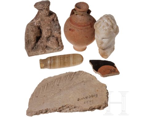 Sechs Antiken aus Keramik und Stein, ägyptisch, griechisch, punisch, römisch 1) Marmorköpfchen, römisch, 1. - 2. Jhdt. Leicht