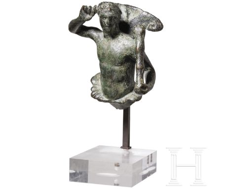 Henkelapplike aus Bronze mit Hüftbildnis des Herakles, hellenistisch, 2. - 1. Jhdt. v. Chr.  Muskulöser Oberkörper des jugend