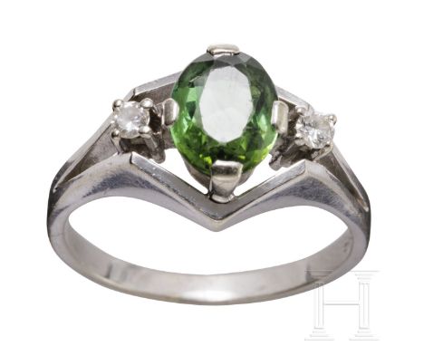 Ring mit Turmalin  14ct Weißgold. Durchbrochen gearbeiteter Ringkopf besetzt mit einem dunkelgrünen, facettierten Turmalin. D