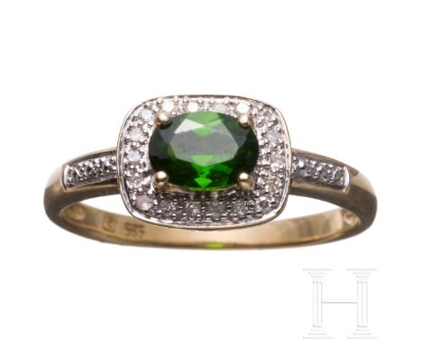 Goldring mit Smaragd  14ct Gelbgold. Facettierter Smaragd entouriert von 18 Diamanten, zusammen ca. 0,09ct. Ringschiene punzi